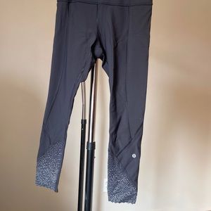 LULULEMON COMPRESSION RUNNING LEGGINGS. SIZE 8. cool reflective detail at ankle